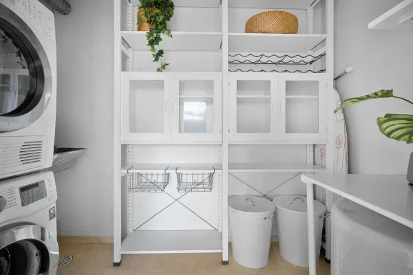 Organização inteligente utilizando móveis multifuncionais que também decoram