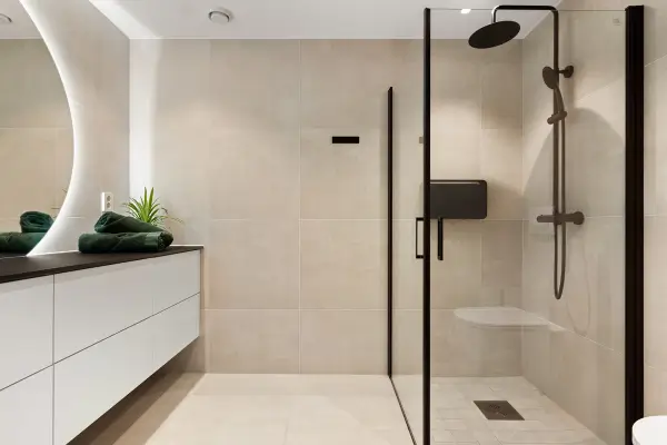 Como limpar box de banheiro muito engordurado em apartamento alugado sem arranhar o vidro