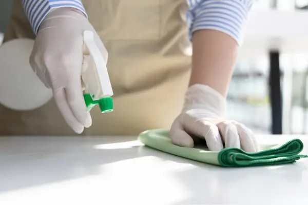 Rotina de limpeza básica para quem tem alergia a poeira e mora em apartamento com pouco vento