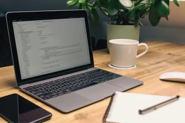 Como montar um home office organizado na sala de estar sem estragar a decoração