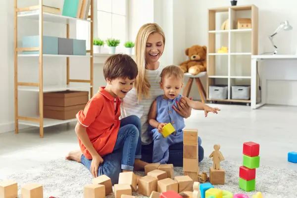 Organização de brinquedos na sala para famílias que querem casa funcional e bonita