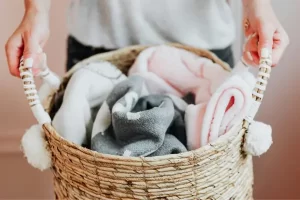 Como organizar rouparia em apartamento sem armário próprio usando o que você já tem