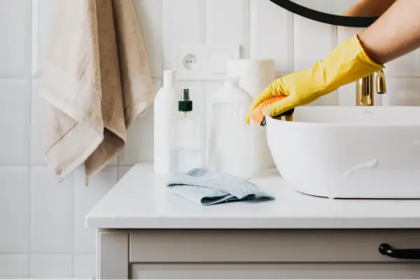Limpeza rápida de banheiro pequeno para quem divide apartamento e não tem muito tempo