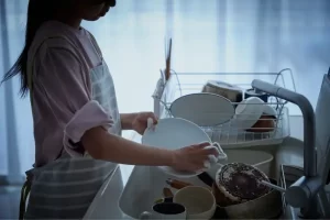 Como manter a cozinha limpa para quem mora sozinho e cozinha à noite depois do trabalho