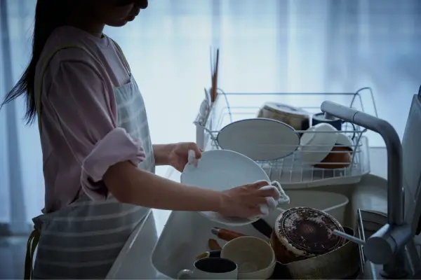 Como manter a cozinha limpa para quem mora sozinho e cozinha à noite depois do trabalho