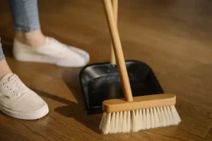 Rotina de faxina leve para quem trabalha fora e só tem tempo à noite sem ficar à mercê da casa