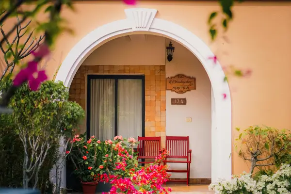 Como usar cores na decoração de casa pequena para quem tem medo de errar e pesar o ambiente