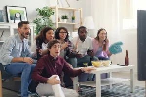 Sala simples e bonita para quem recebe amigos em casa mas não quer gastar muito com decoração