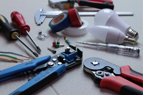 Manutenção básica da casa para quem mora sozinho e nunca aprendeu a lidar com pequenos problemas
